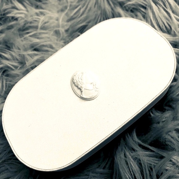 MAC LIMITED EDITION CREAM GLITTER and BLACK KEEPSAKE BOX - Picture 2 of 6